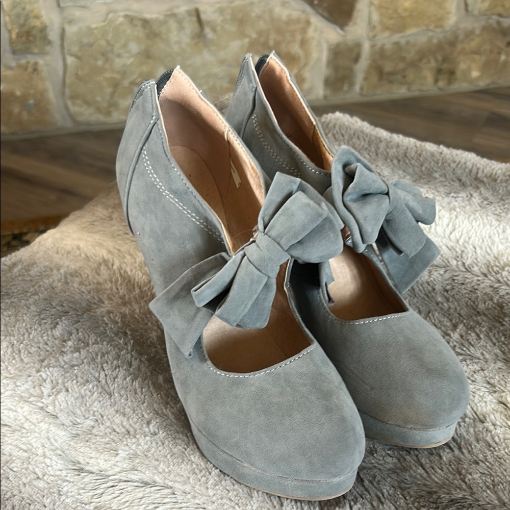 Sophisticated Gray Suede Heels with Bow Accent
